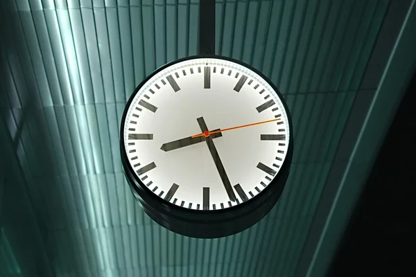 Orologio in una stazione — Foto Stock