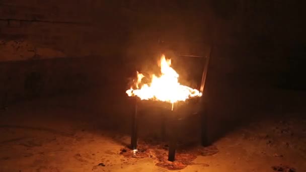 Стул в огне — стоковое видео