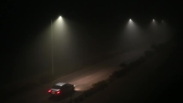 Auto in de mist — Stockvideo