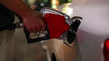 Yakıt istasyonu dolduruyor
