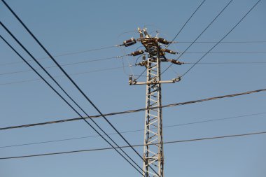 elektrik hattı sütunlar