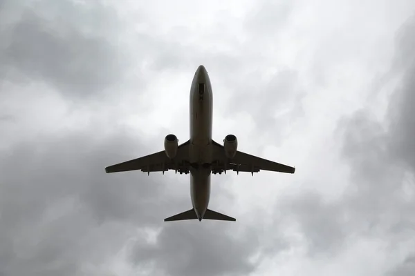 Flugzeugsilhouette, bedeckter Himmel — Stockfoto