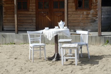 Beyaz sandalye ve masa vahşi batı Köyü