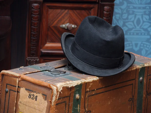 Мужская шляпа и чемоданы в старой комнате . — стоковое фото