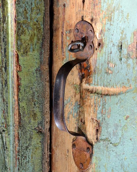 Poignée de porte en fer et porte en bois — Photo