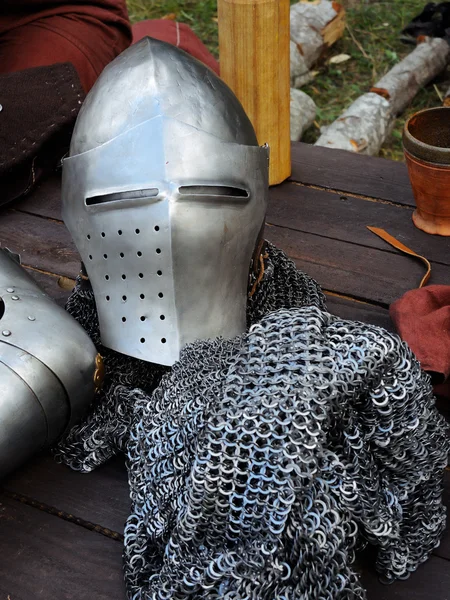 Stukken van metalen middeleeuwse armor en blanco — Stockfoto