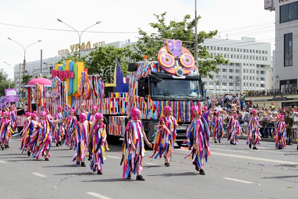 Perm, Rússia - 12 de junho de 2016: uma procissão carnavalesca de pessoas . — Fotografia de Stock