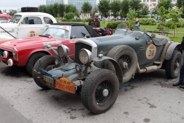 Otelin yakınında katılan ralli arabalar vardır