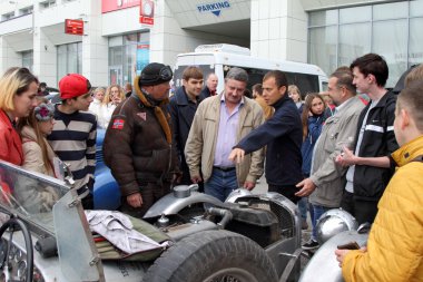 Parti ralli araba şarj sakinleri ile tartışır