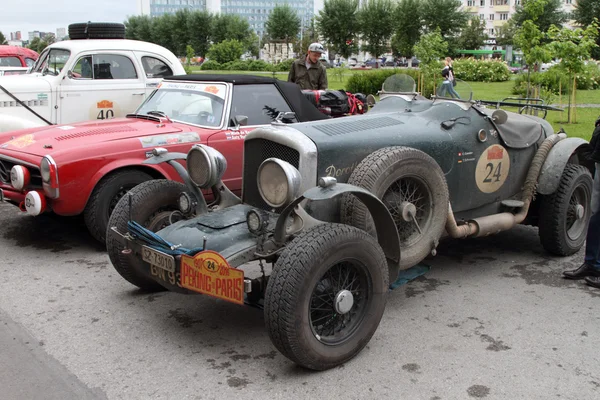 Cars participating in the rally are near the hotel — Stock Photo, Image