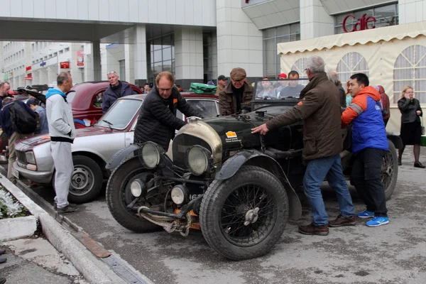 The participants of the rally parked car near Bentley hotel. — Stock Photo, Image
