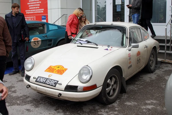 PERM, RUSSIA - JUNE 29, 2016: White Porsche 911 is in the city a — Stock Photo, Image