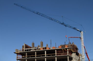 İnşaat mevcuttur ve kule vinç