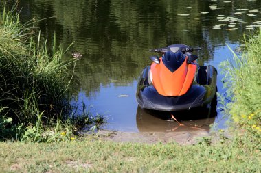 Modern jet ski yüzen sahile yakın: