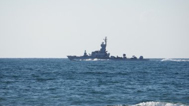 Endüstriyel gemi denizde yelken