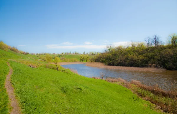 Landschap. Lente. Rivier. Hemel. Natuur — Stockfoto