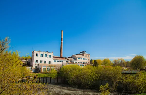 Fabrik am Fluss — Stockfoto