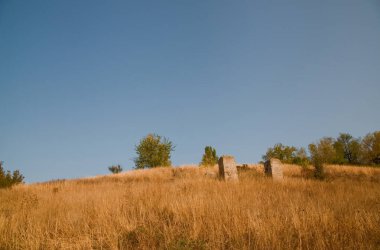 Nehirdeki tepelerin arasında durağan bir manzara.