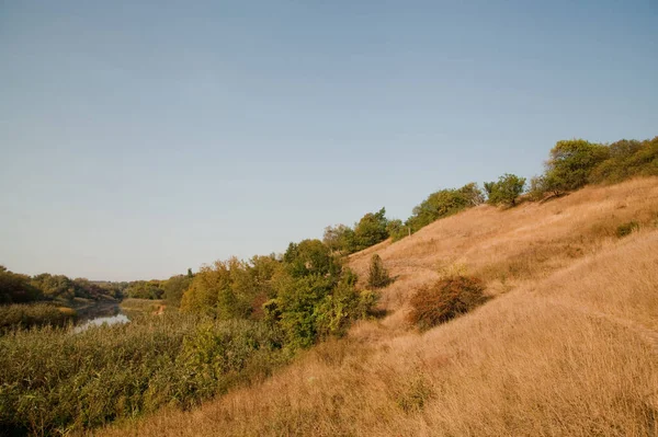 Paesaggio Stabile Tra Colline Sul Fiume — Foto Stock