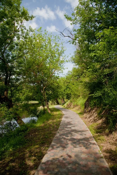 Nehrin kenarındaki park yeri.