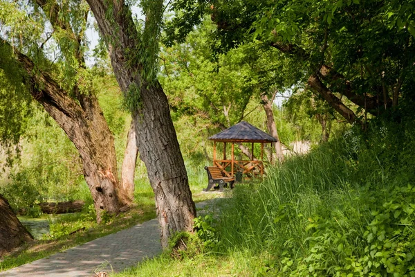 Gazebo Tra Gli Alberi Sulle Rive Del Fiume Tyasmin — Foto Stock