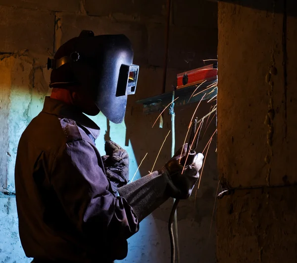 Welder elabora construcciones metálicas — Foto de Stock