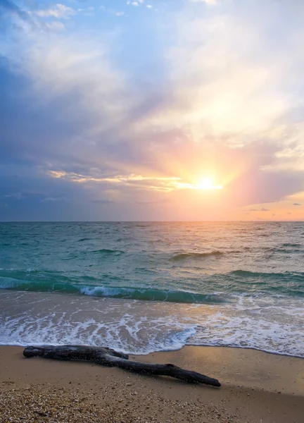 Pôr do sol na praia na hora de verão — Fotografia de Stock