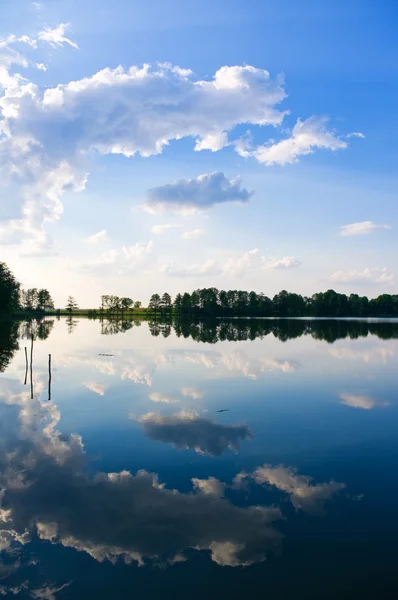 晴れた日の湖 — ストック写真