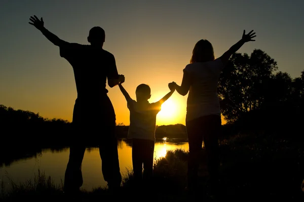 Obrys rodiny při západu slunce — Stock fotografie