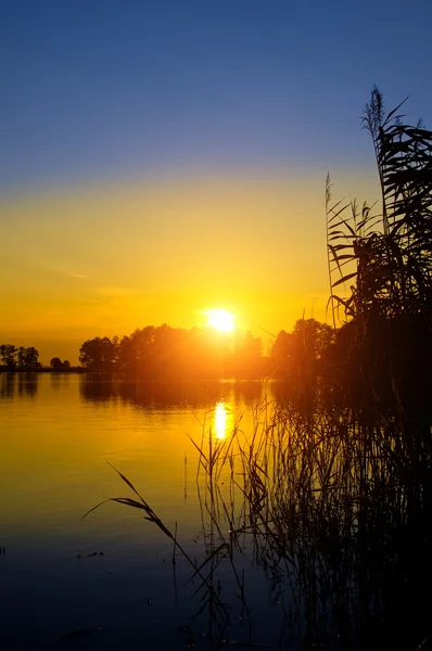 Pôr do sol no lago — Fotografia de Stock