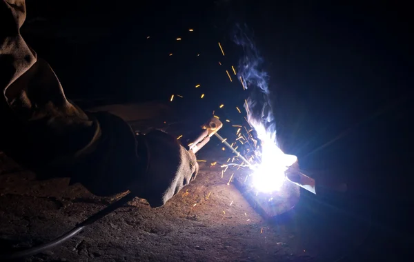 Schweißer braut Metallkonstruktionen Stockbild