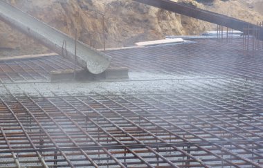 Evin temeli üzerine beton dökülen