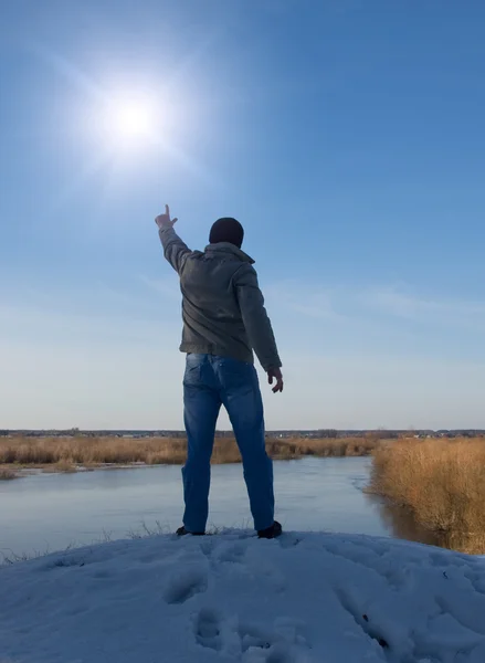 El hombre delante del sol levantando las manos —  Fotos de Stock