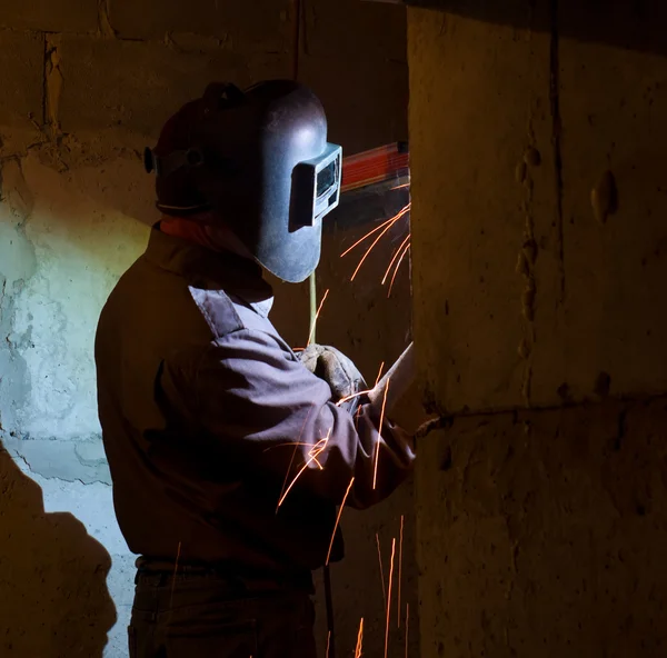 Welder brews metal constructions for pipes — Stock Photo, Image
