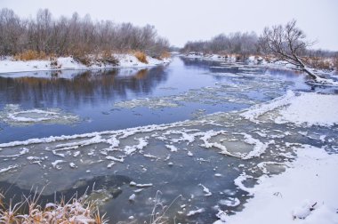 Kışın donmuş nehir