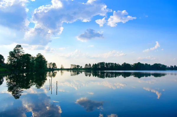 晴れた日の湖 — ストック写真