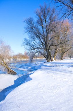 güneşli kış nehir