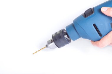 Beyaz zemin üzerine mavi elektrikli matkap