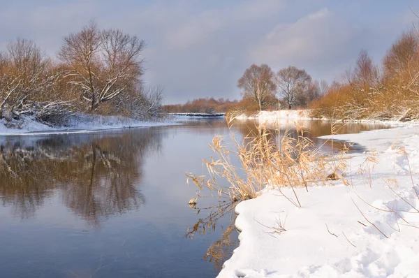 Winter Fluss Und Schneebedecktes Ufer — Stockfoto