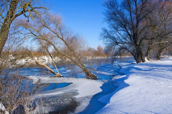 Rzeka Zima Słoneczny Dzień — Zdjęcie stockowe