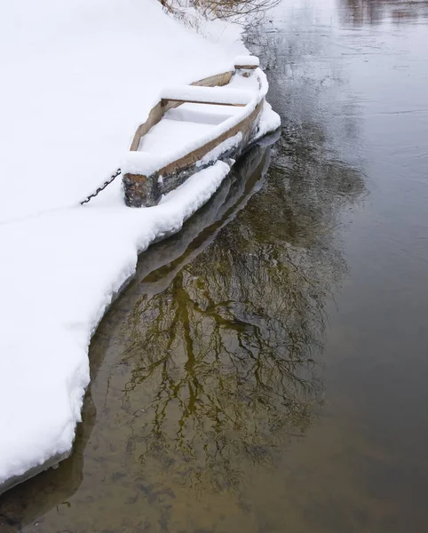 Βάρκα Ξύλο Καλυμμένο Χιόνι Στην Όχθη Του Ποταμού Χειμώνα — Φωτογραφία Αρχείου