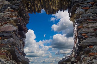 Taş pencere. Yaz gününde bulutlu hava
