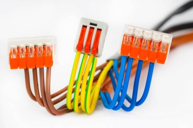 Elektrik kabloları için bağlantı. Bağlı kablolarla bağlantı beyaz arkaplanda izole edildi