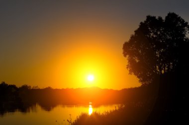 Nehirde yaz günbatımı