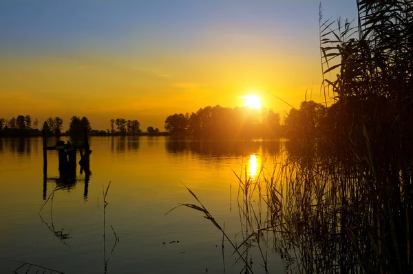 Solnedgång på sjön — Stockfoto