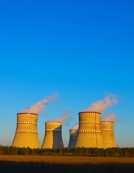 Hűtőtornyok, a nukleáris erőmű — Stock Fotó