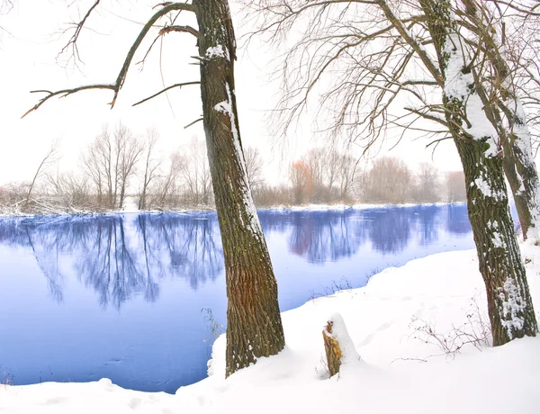 Fiume invernale in giorno nevoso — Foto Stock