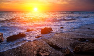 Denizin üzerinde yaz gün batımı