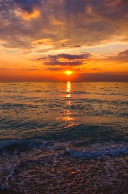 Denizin üzerinde yaz gün batımı 