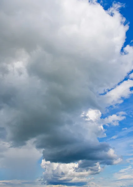 Gewitterwolke vor dem strömenden Regen — Stockfoto